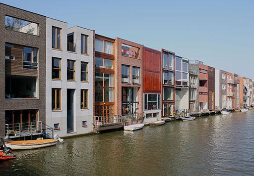Huizen aan het water in Amsterdam